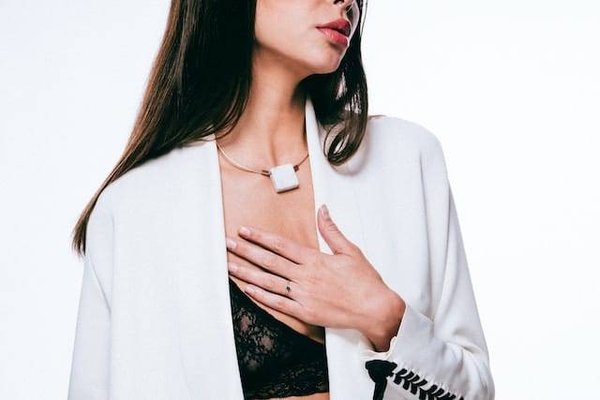 Quels sont les critères pour choisir un collier adapté à son décolleté ?