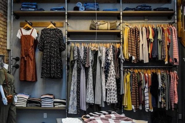 Comment créer un dressing capsule avec des pièces basiques et intemporelles ?