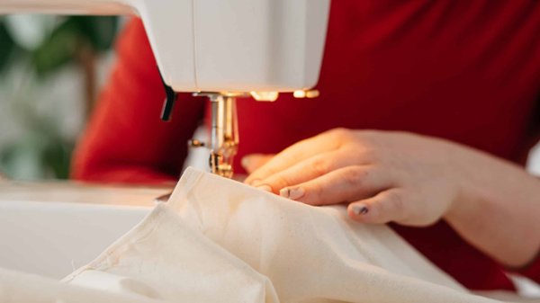 Comment réparer des vêtements avec une machine à coudre ?